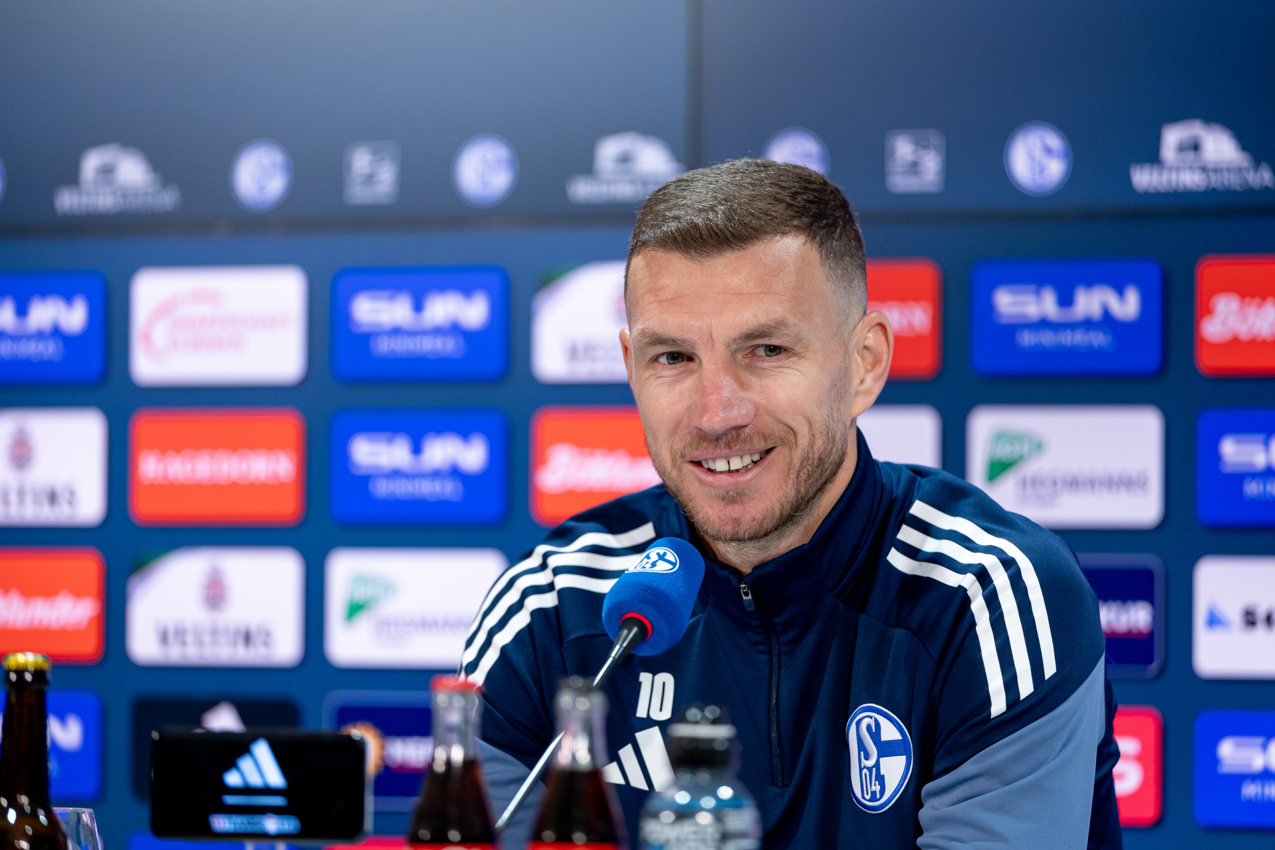 (VIDEO) Prva press konferencija Edina Džeke kao fudbalera Schalkea!